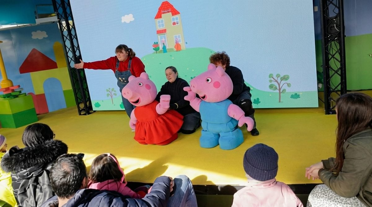 Peppa Pig live show on stage with audience, Legoland